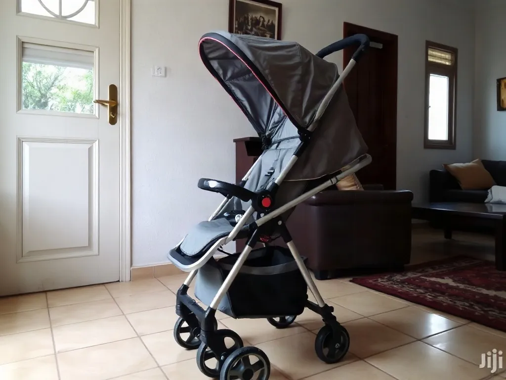 Poussette canne pliable avec capote · Libreville (1/2)