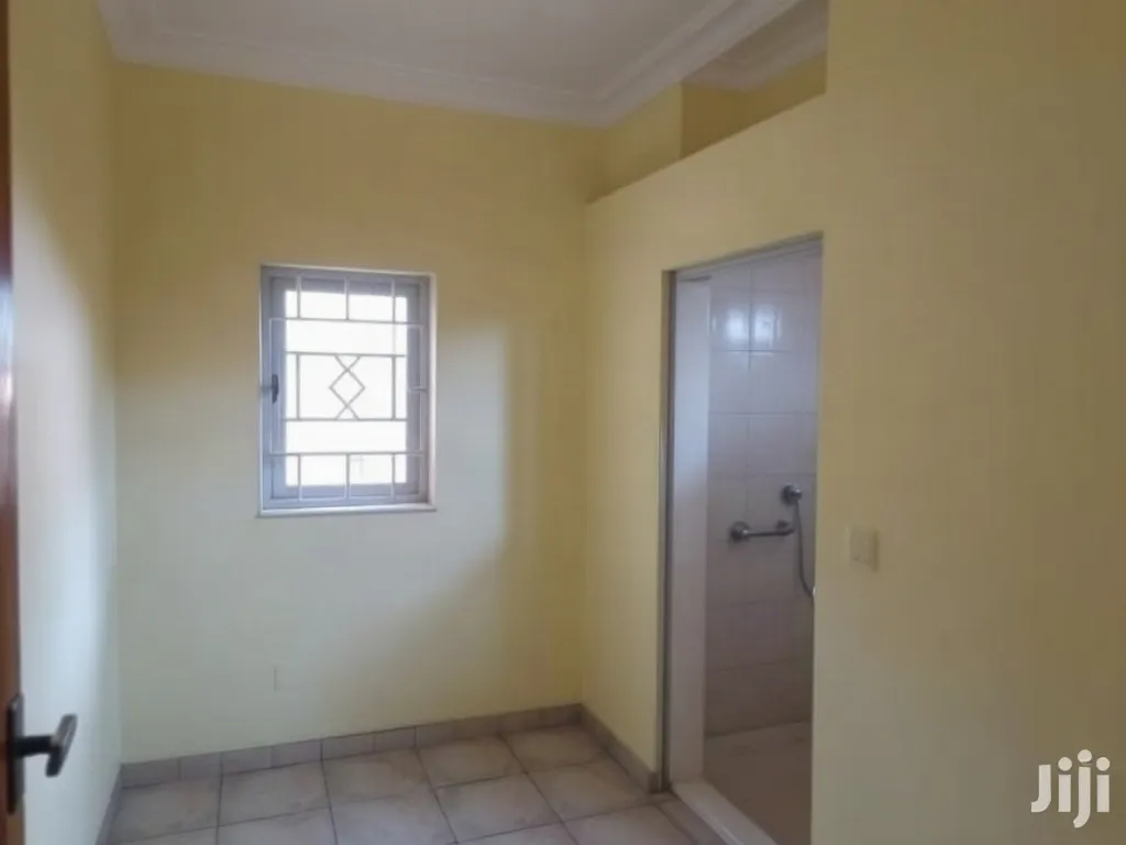 Chambre-salon à louer à Charbonnage · Libreville (2/2)
