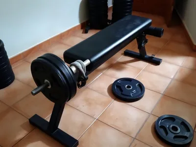 Banc de musculation avec barre et disques · Libreville