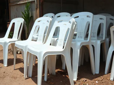 Chaises en plastique, lot de 20 · Franceville