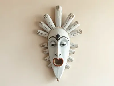 Masque punu en bois peint · Lambaréné