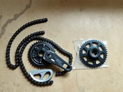 Kit chaîne et pignons pour moto 125 · Libreville