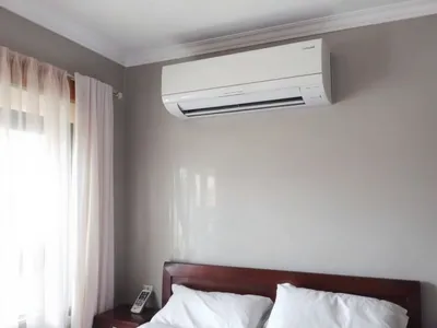 Climatiseur split 12 000 BTU avec kit de pose · Libreville