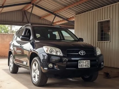 Toyota RAV4 2011 essence, entretien suivi · Owendo