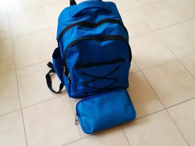 Cartable à roulettes et trousse assortie · Libreville